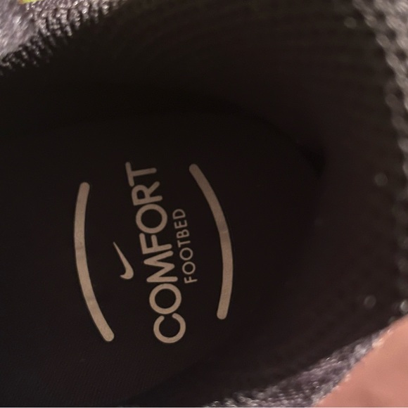 Women’s black Nikes size 9.5 - Picture 4 of 5